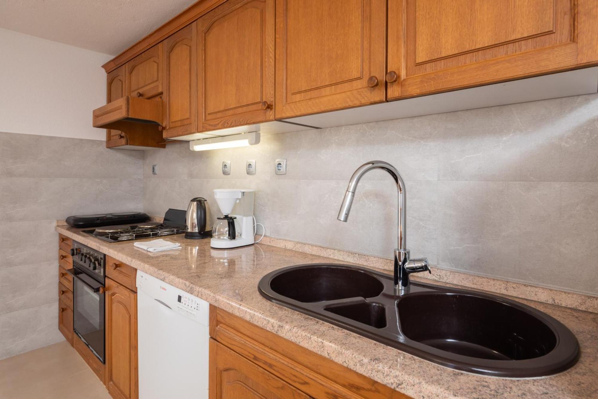 Sunshine Suites Omis Luaran gambar